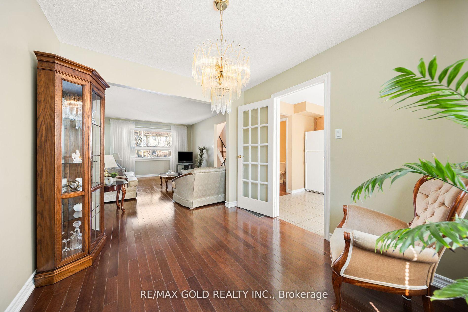 4 Bedrooms Condo at 1050 Shawnmarr, Mississauga For sale