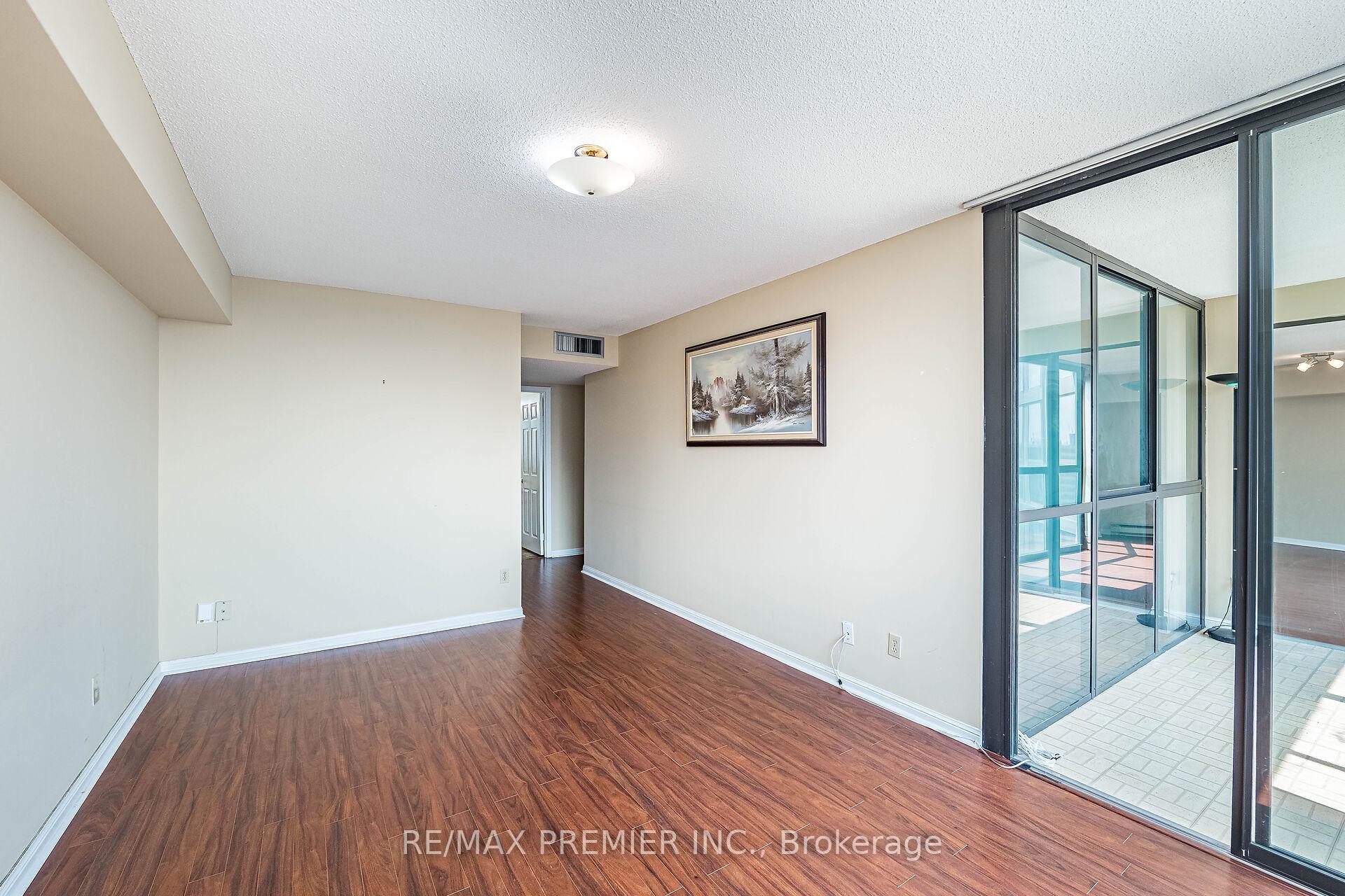 3 Bedrooms Condo at 40 Richview, Toronto For sale