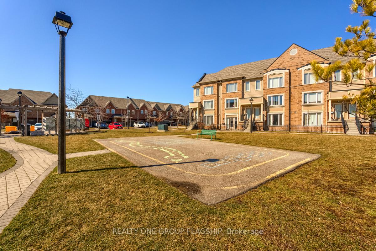 3 Bedrooms Condo at 3185 Boxford,  Mississauga For sale