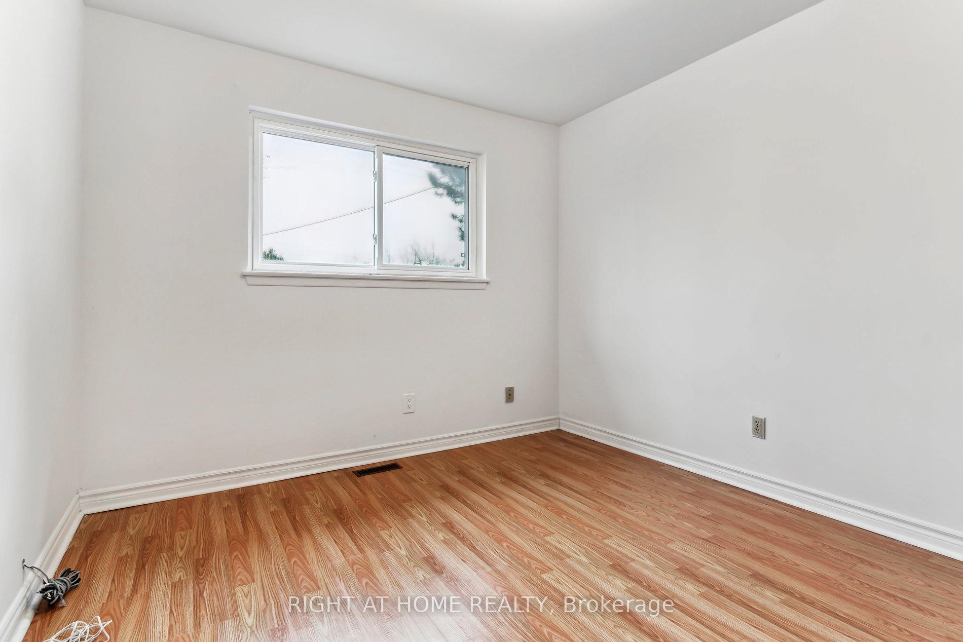 6 Bedrooms Condo at 44 Chester Le, Toronto For sale