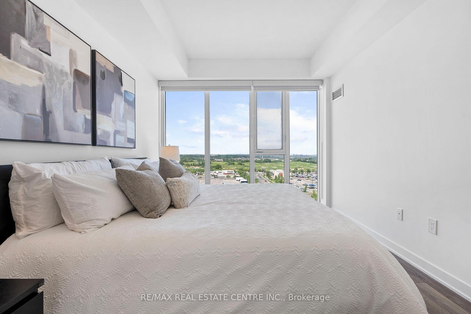 3 Bedrooms Condo at 100 Eagle Rock, Vaughan For sale