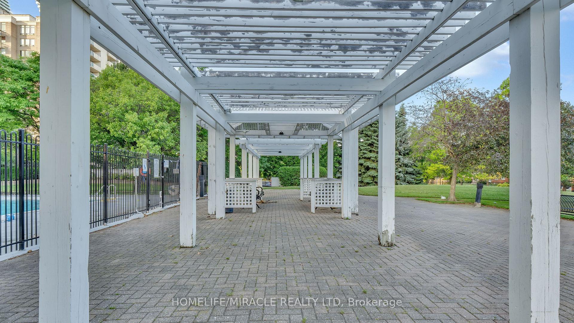 3 Bedrooms Condo at 550 Webb, Mississauga For sale