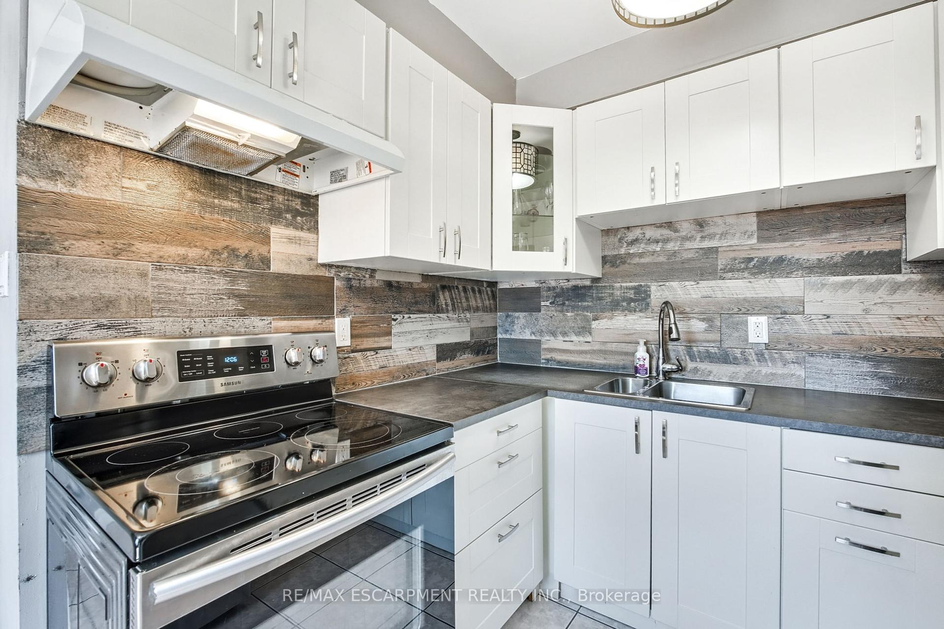 3 Bedrooms Condo at 2700 Barton, Hamilton For sale