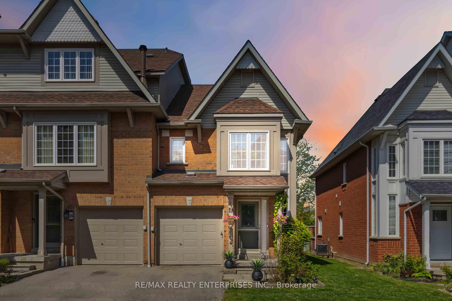 3 Bedrooms Condo at 1588 South Parade, Mississauga For sale