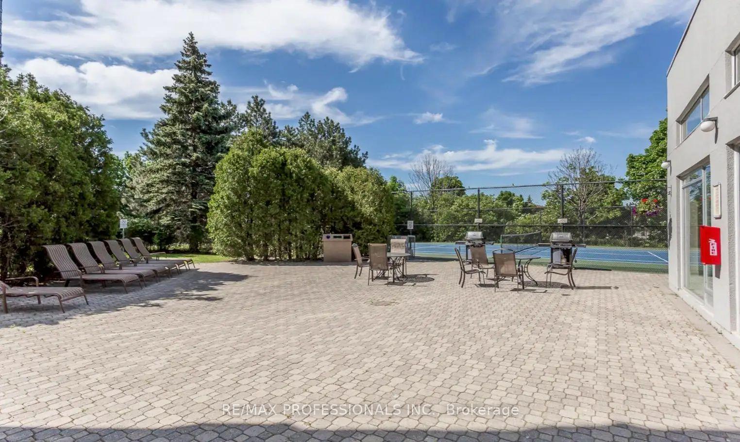2 Bedrooms Condo at 50 Kingsbridge Garden, Mississauga For sale