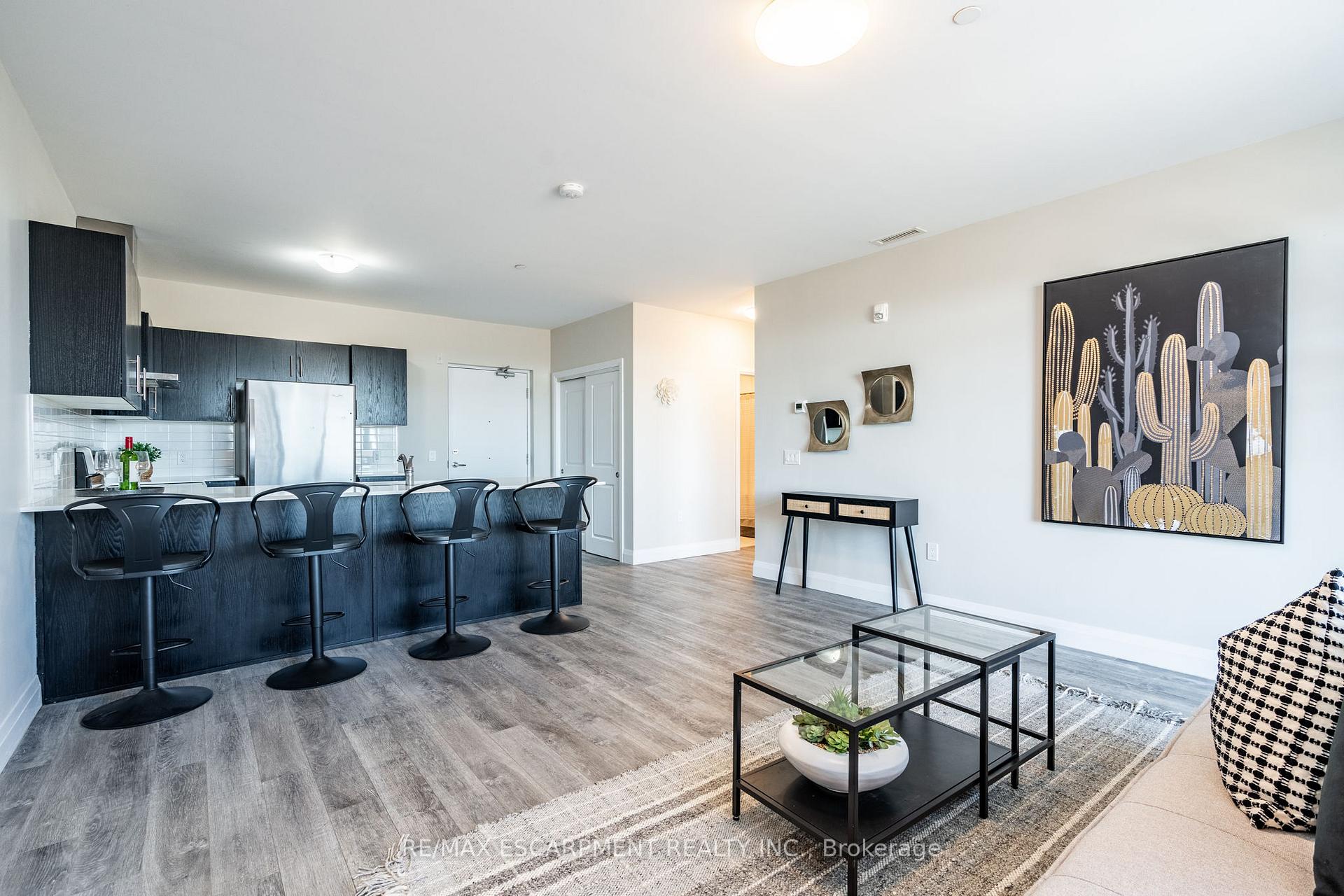 2 Bedrooms Condo at 1 Redfern, Hamilton For sale
