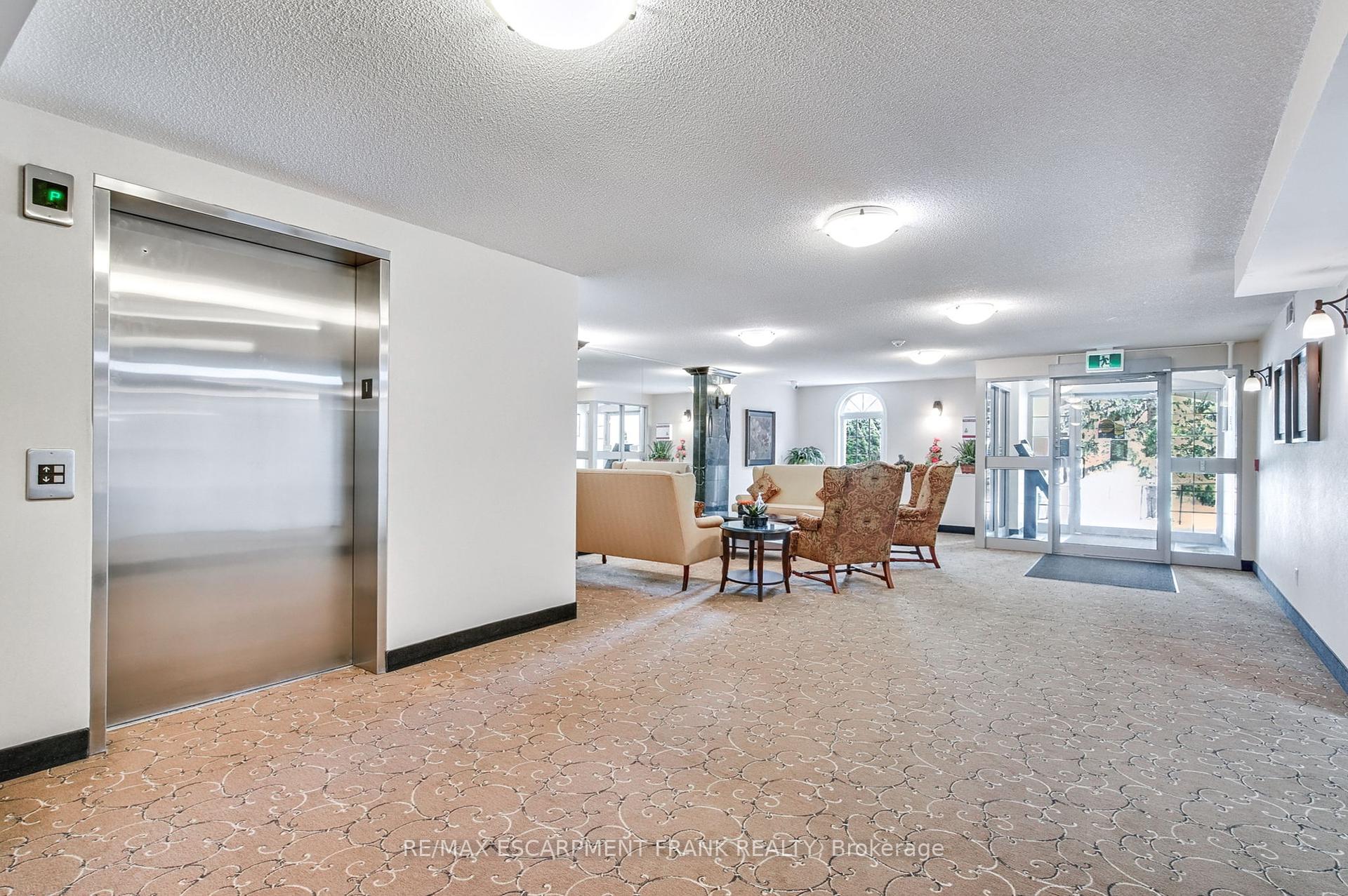 2 Bedrooms Condo at 970 Golf Links,  Hamilton For sale