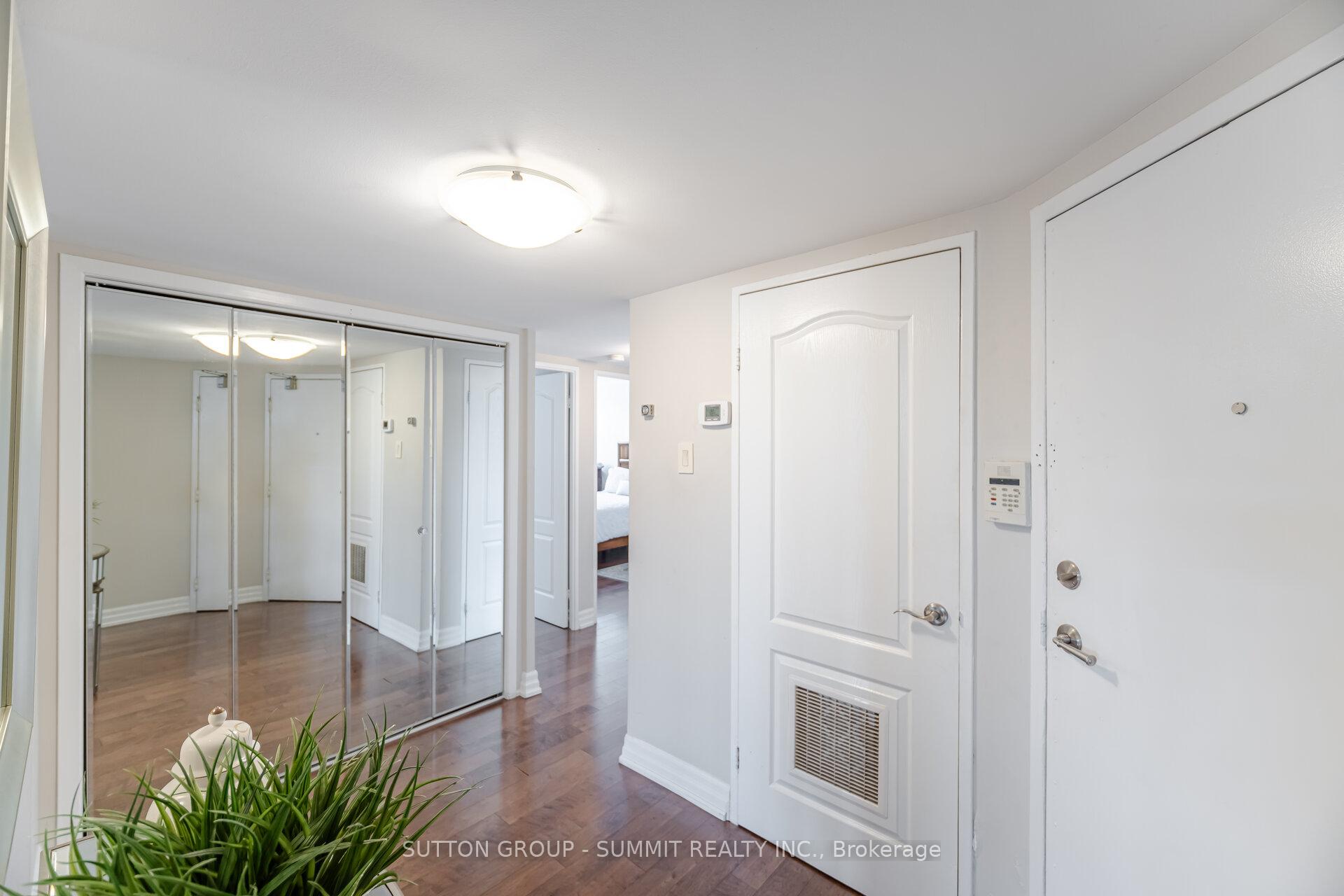 3 Bedrooms Condo at 1333 Bloor, Mississauga For sale