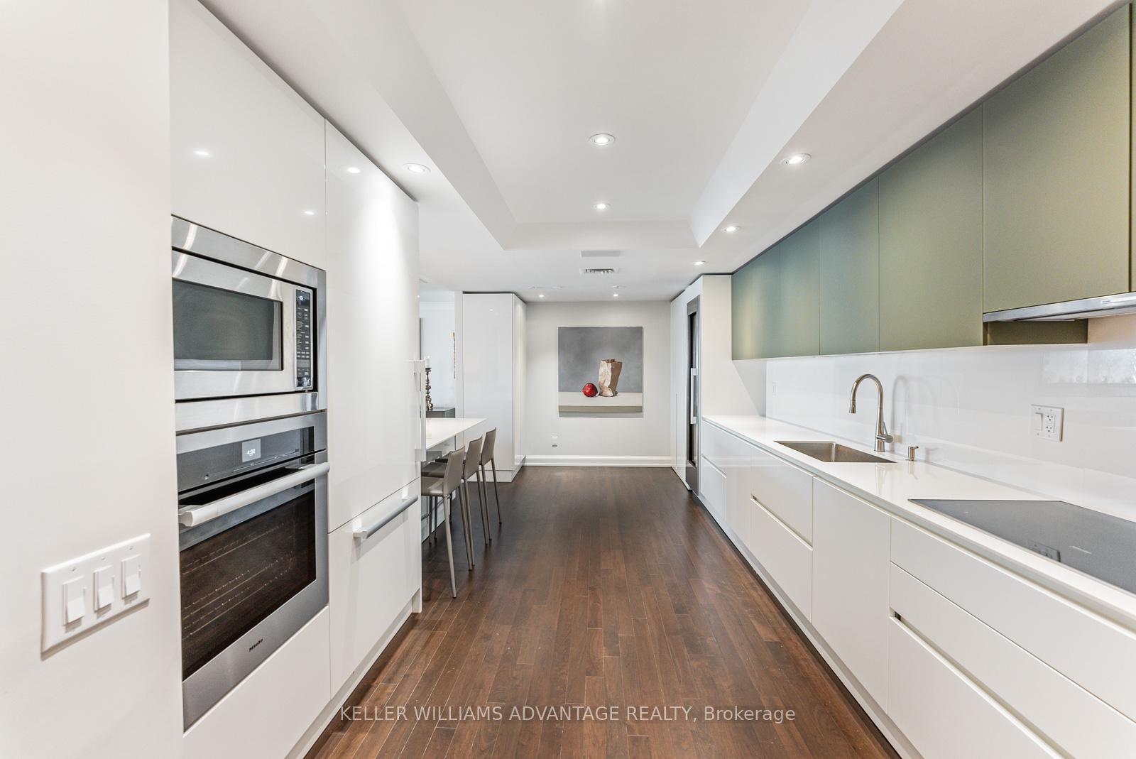 5 Bedrooms Condo at 211 Queens, Toronto For sale