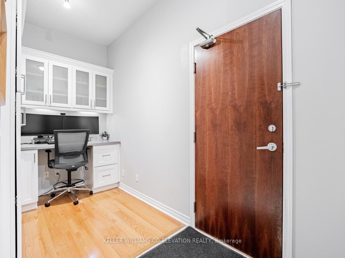 2 Bedrooms Condo at 330 Princess Royal, Mississauga For sale