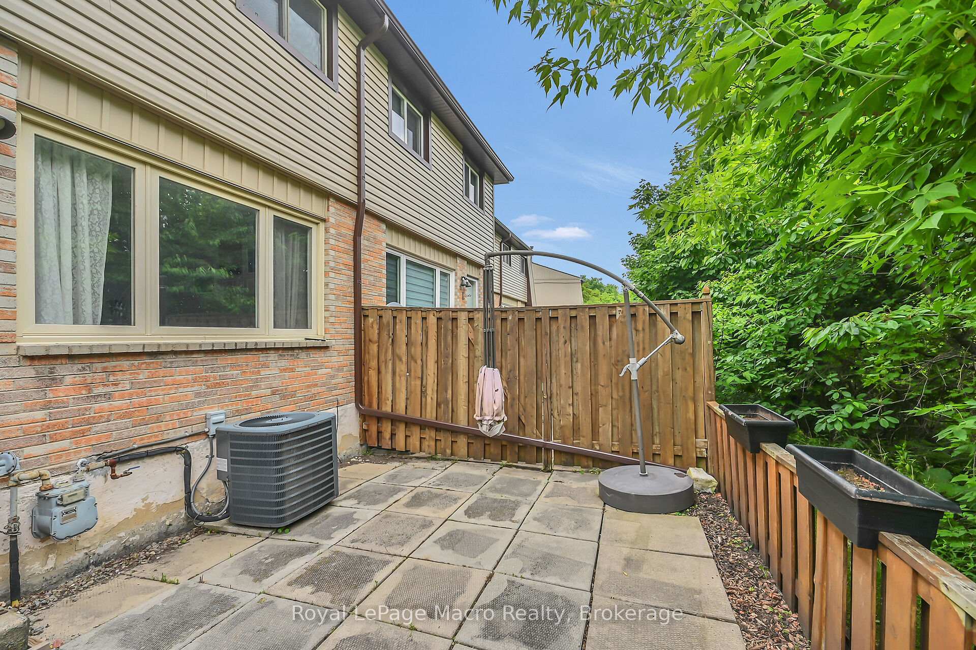 3 Bedrooms Condo at 10 Angus, Hamilton For sale