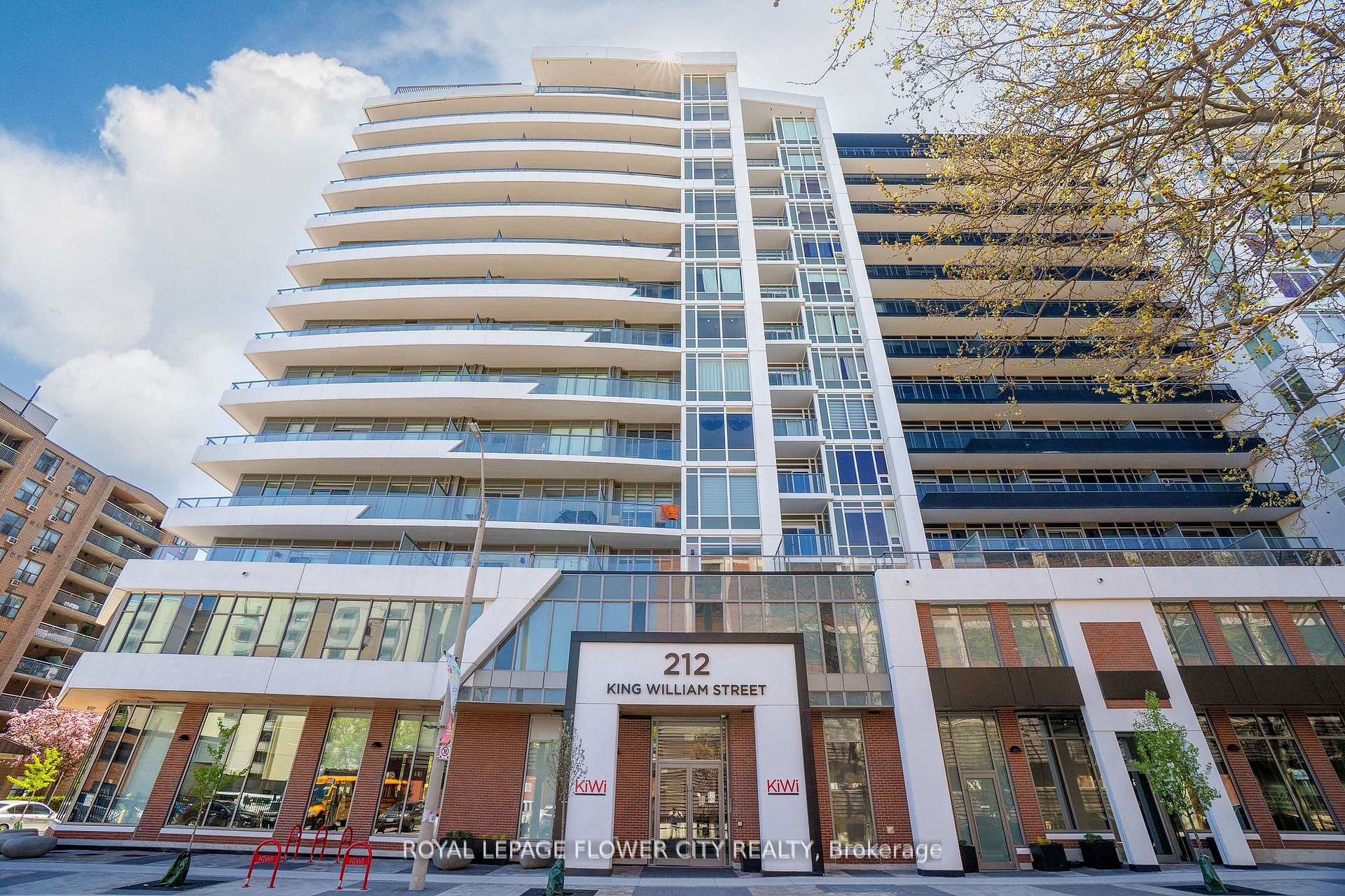 2 Bedrooms Condo at 212 King William, Hamilton For sale