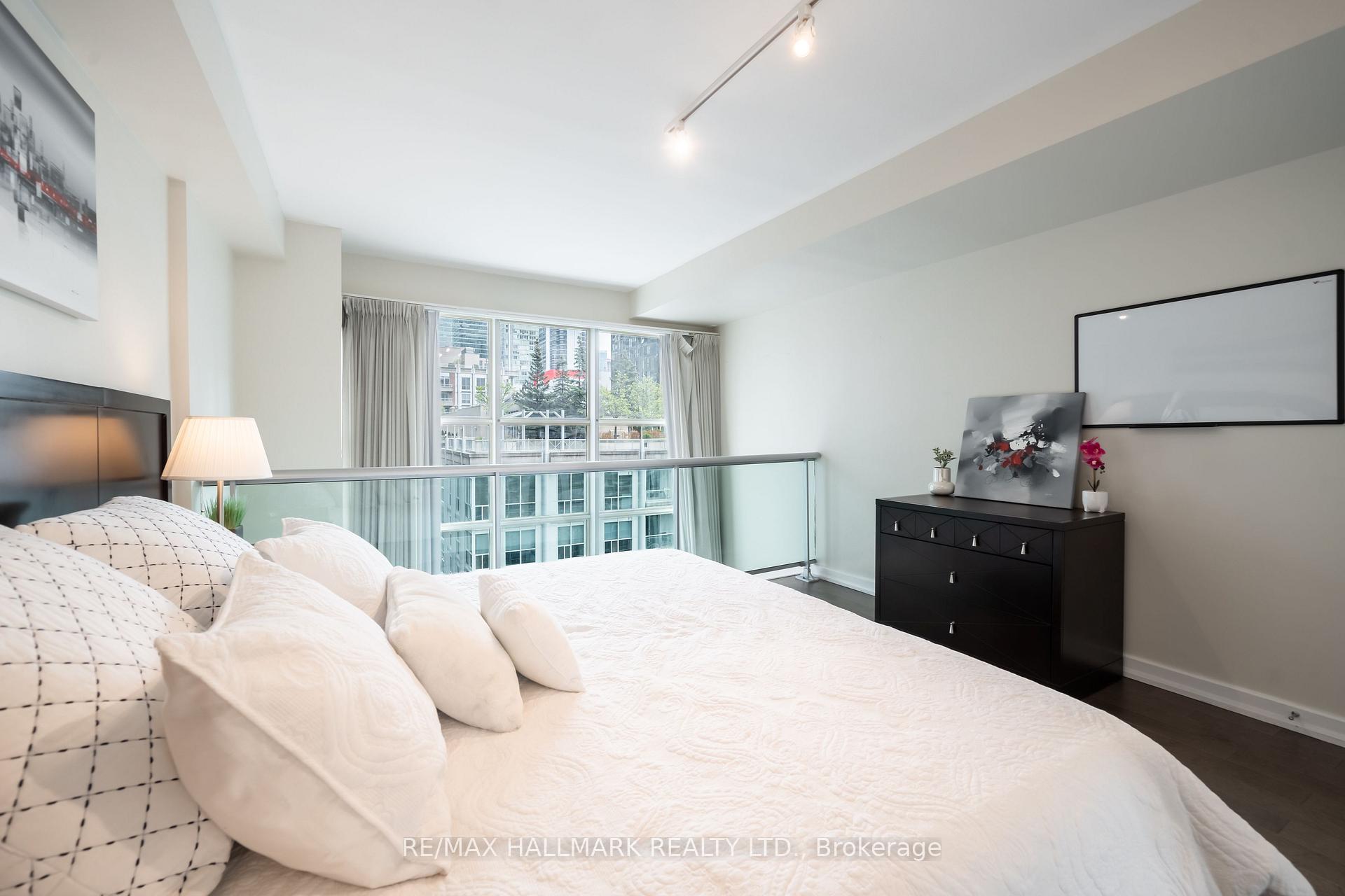 2 Bedrooms Condo at 36 Blue Jays,  Toronto For sale