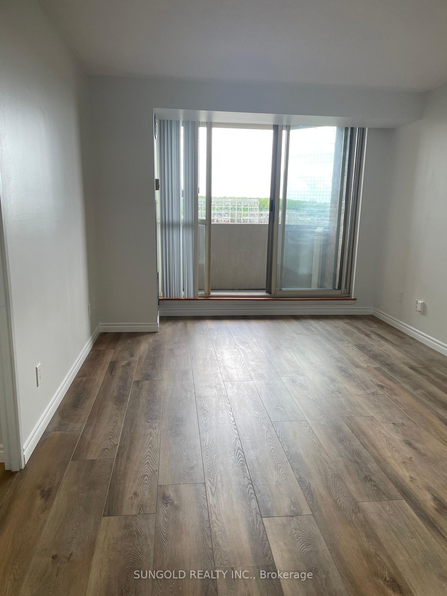3 Bedrooms Condo at 30 Thunder,  Toronto For sale
