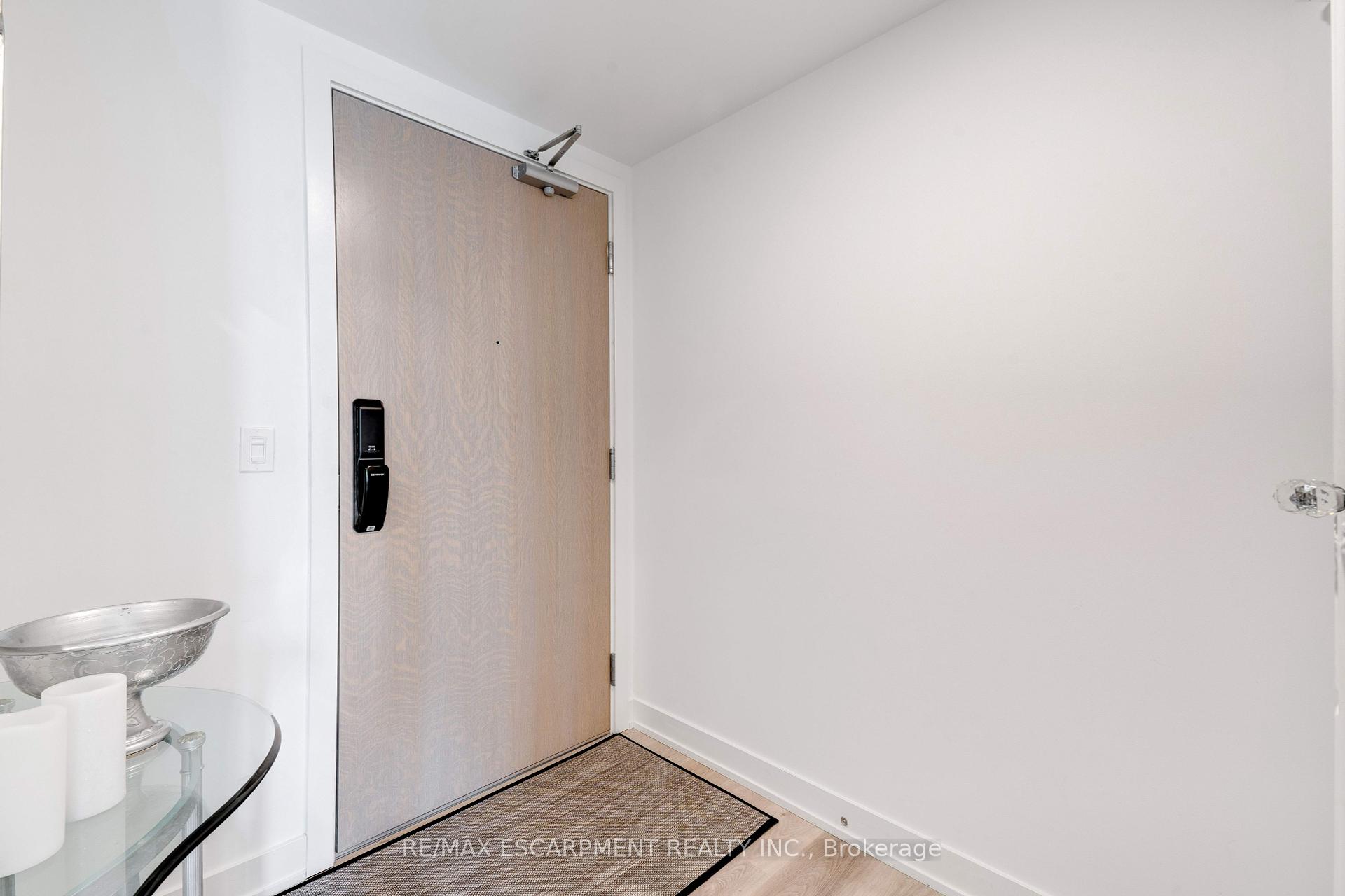 2 Bedrooms Condo at 370 Martha, Burlington For sale