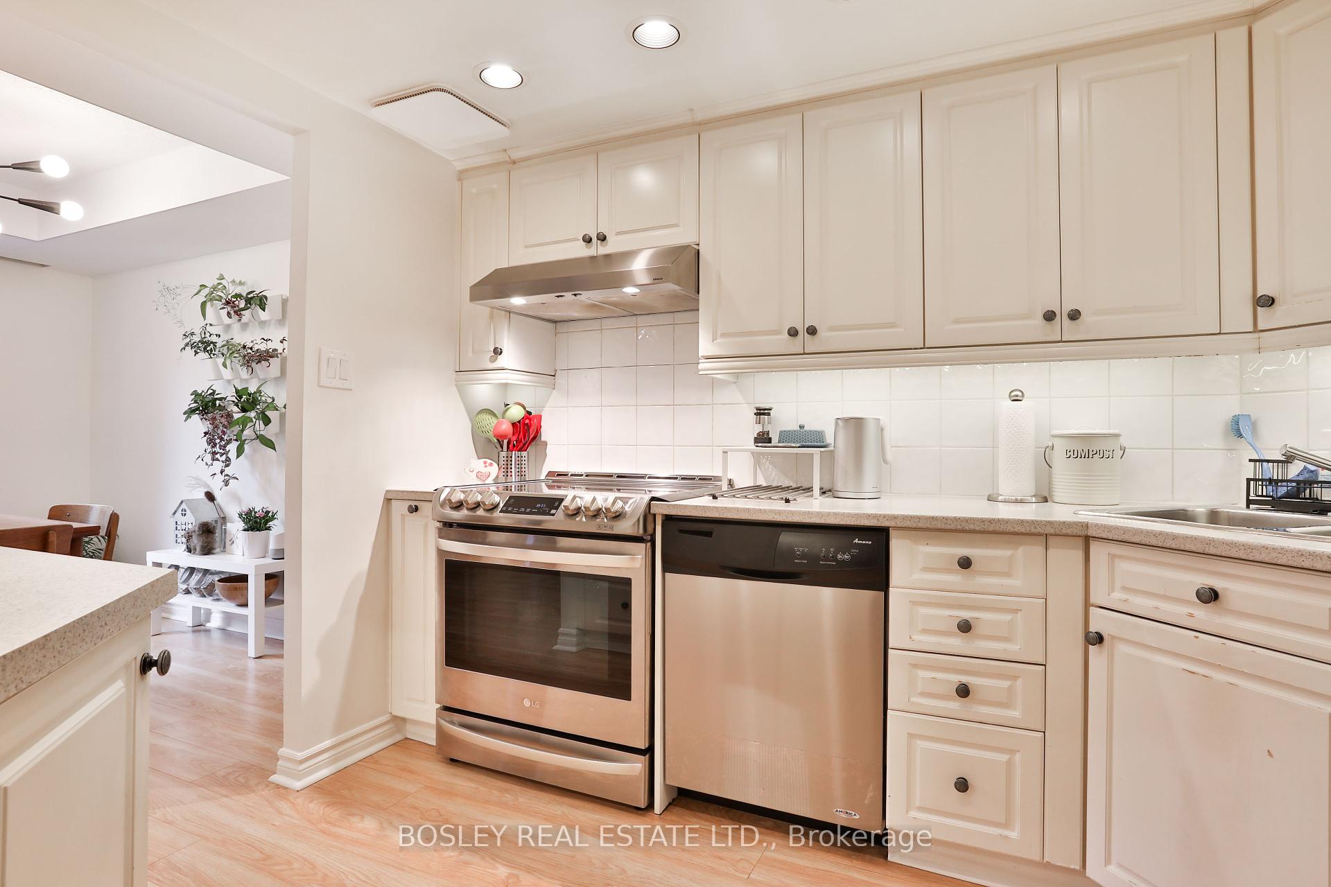 3 Bedrooms Condo at 1250 Mississauga Valley, Mississauga For sale