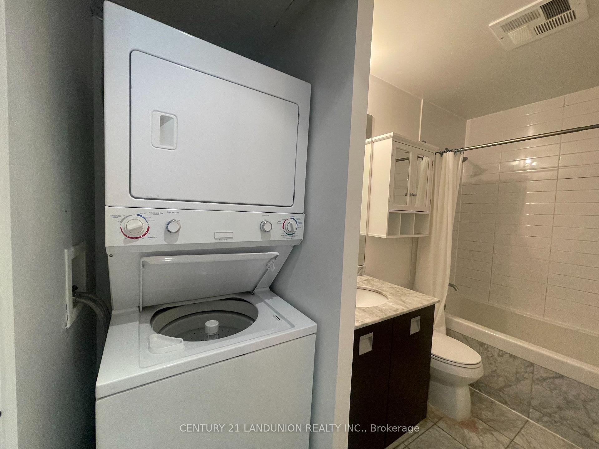 2 Bedrooms Condo at 33 Charles, Toronto For sale