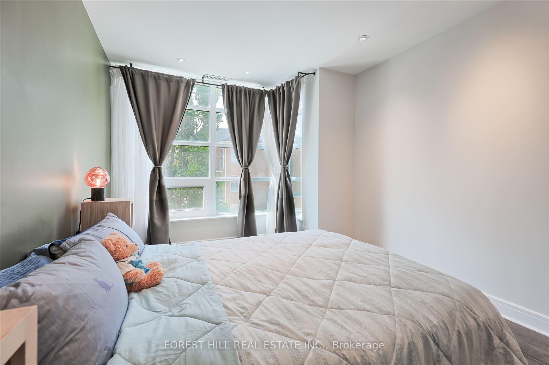 4 Bedrooms Condo at 35 Brian Peck, Toronto For sale