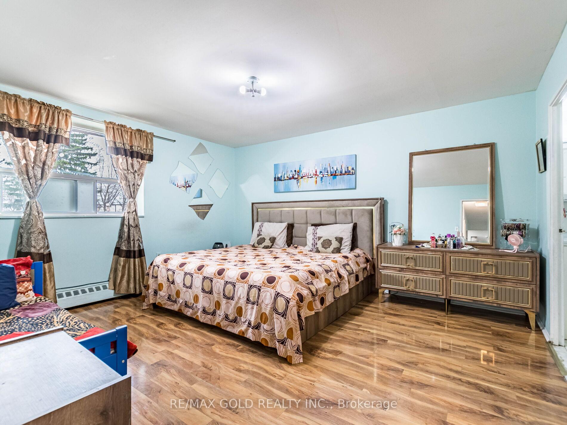 3 Bedrooms Condo at 3555 Derry,  Mississauga For sale