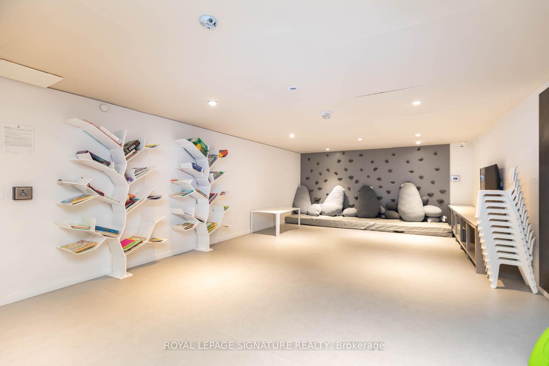 2 Bedrooms Condo at 8 Hillsdale, Toronto For sale