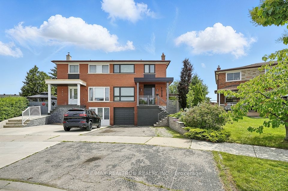 1024 Syeston Court, Mississauga, ON L4Y 2W1