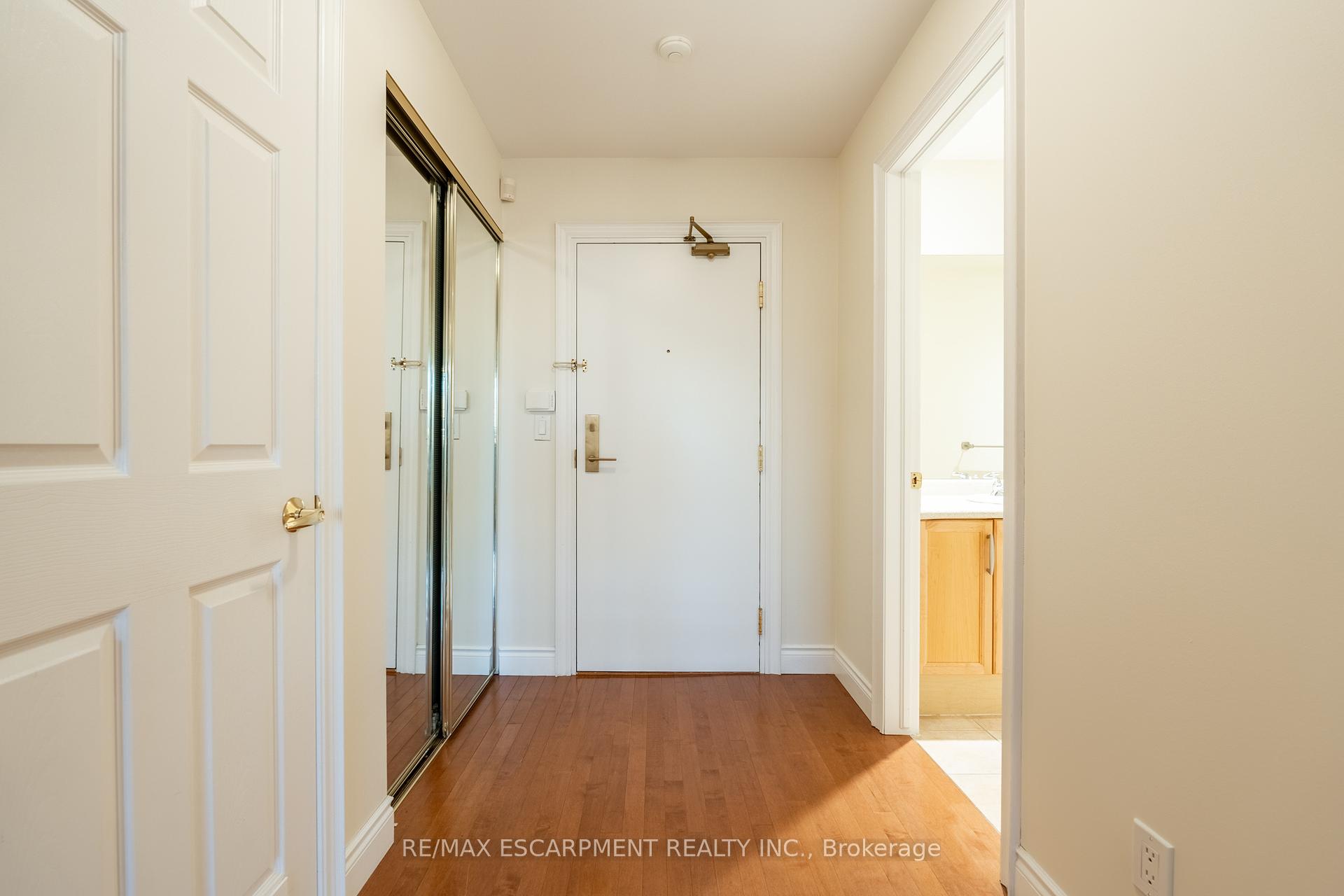 2 Bedrooms Condo at 399 Elizabeth, Burlington For sale