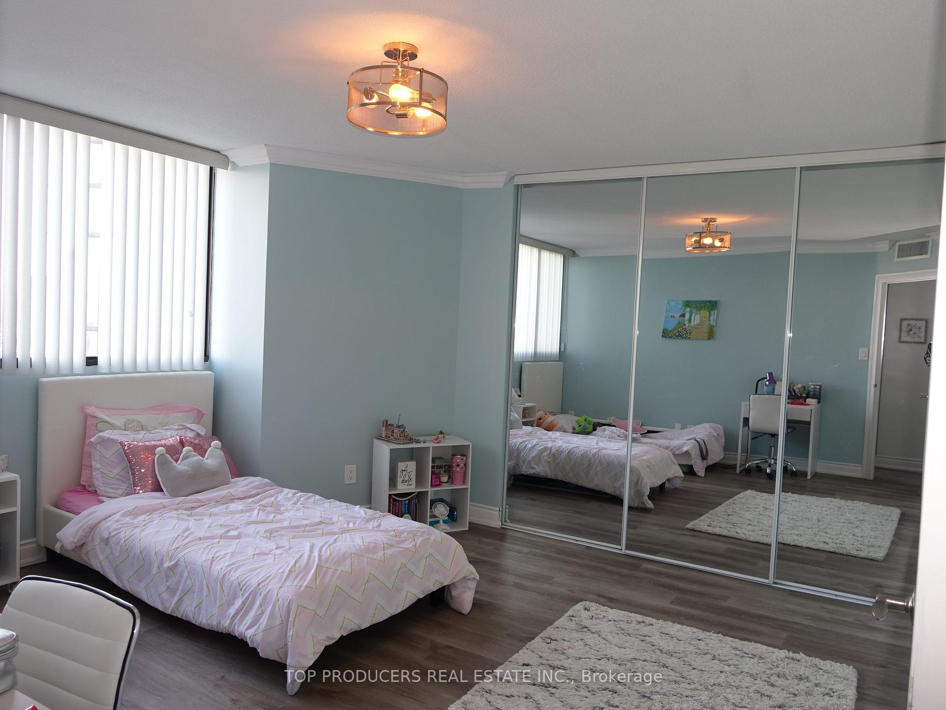 2 Bedrooms Condo at 1333 Bloor,  Mississauga For sale
