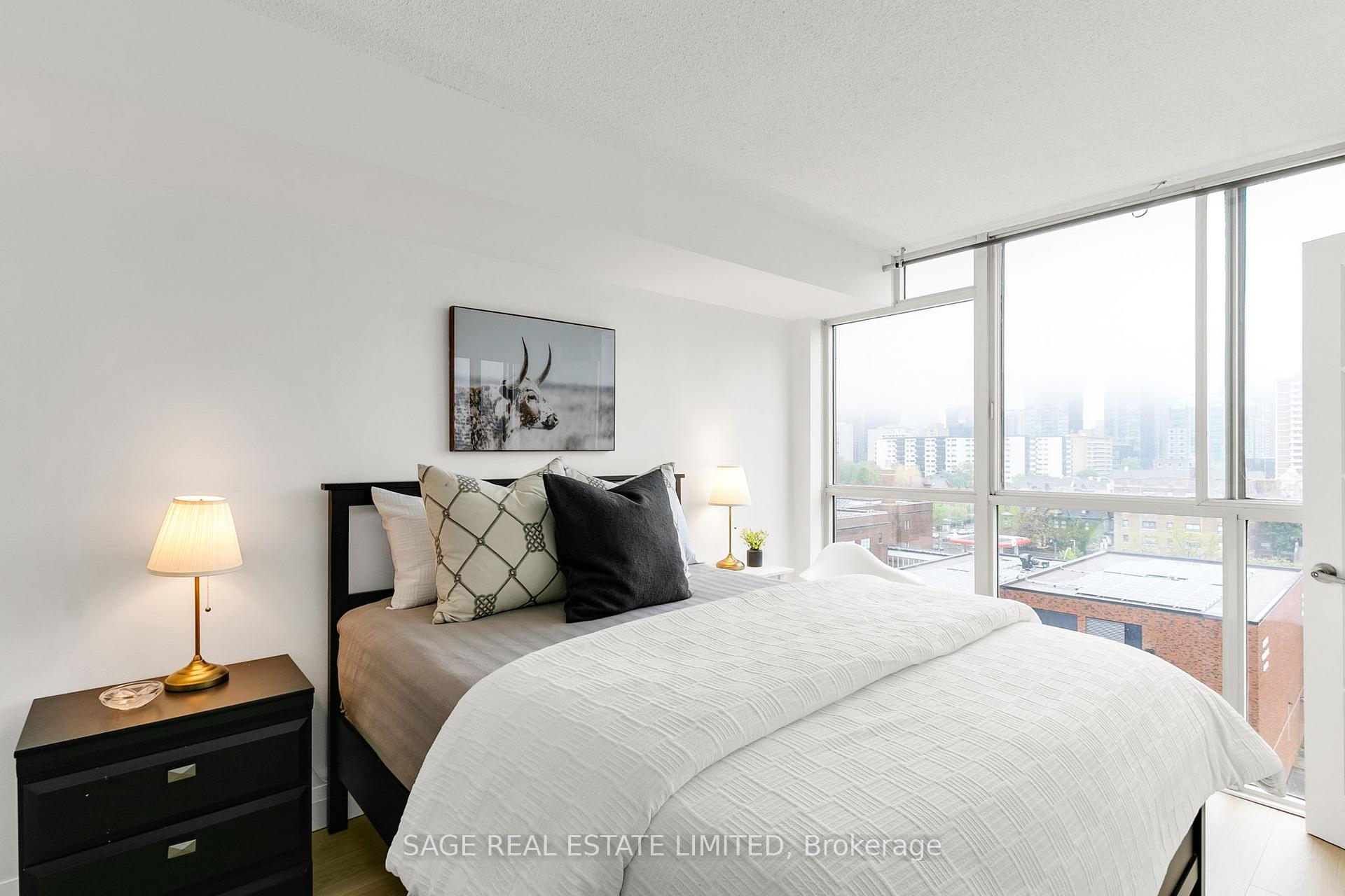 2 Bedrooms Condo at 15 Maitland, Toronto For sale