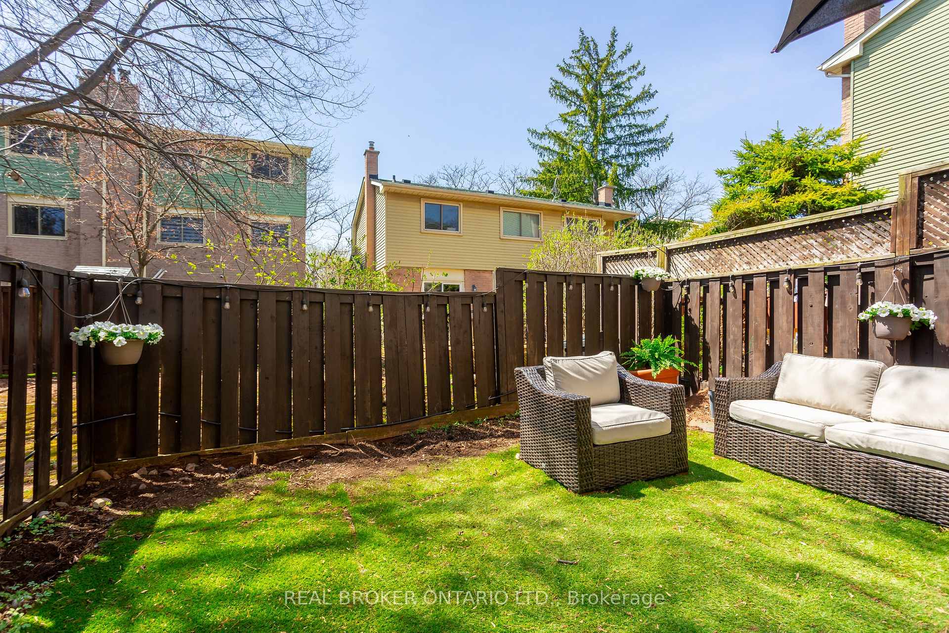 3 Bedrooms Semi-Detached at 1135 McCraney, Oakville For sale