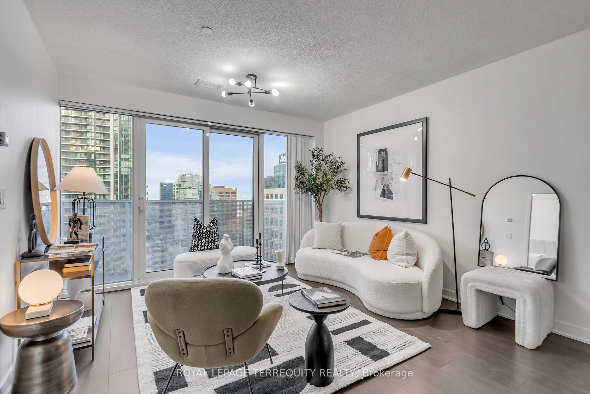 1 Bedroom Condo at 88 Harbour, Toronto For sale