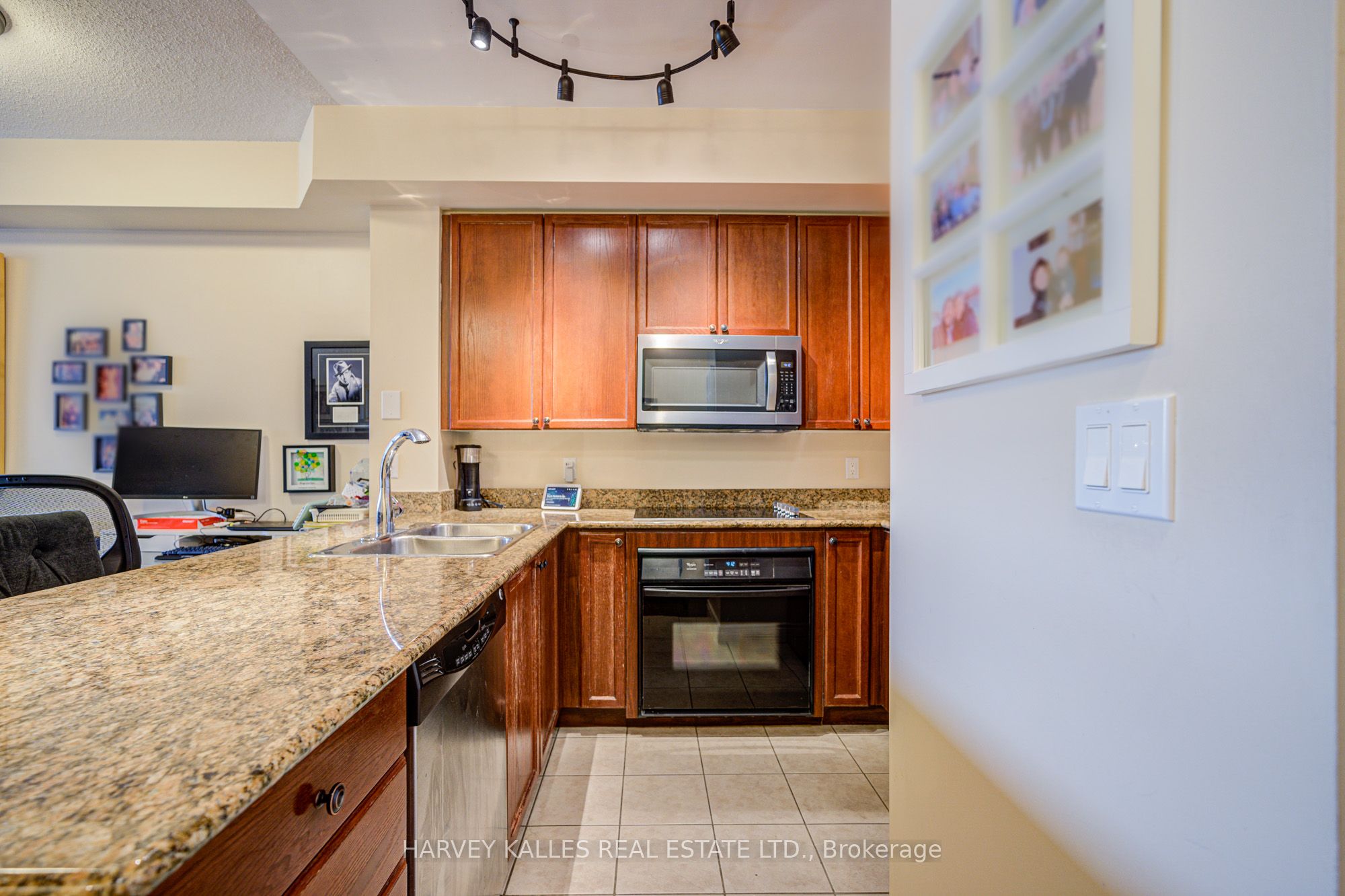 245 Davisville Avenue, #LPH01
