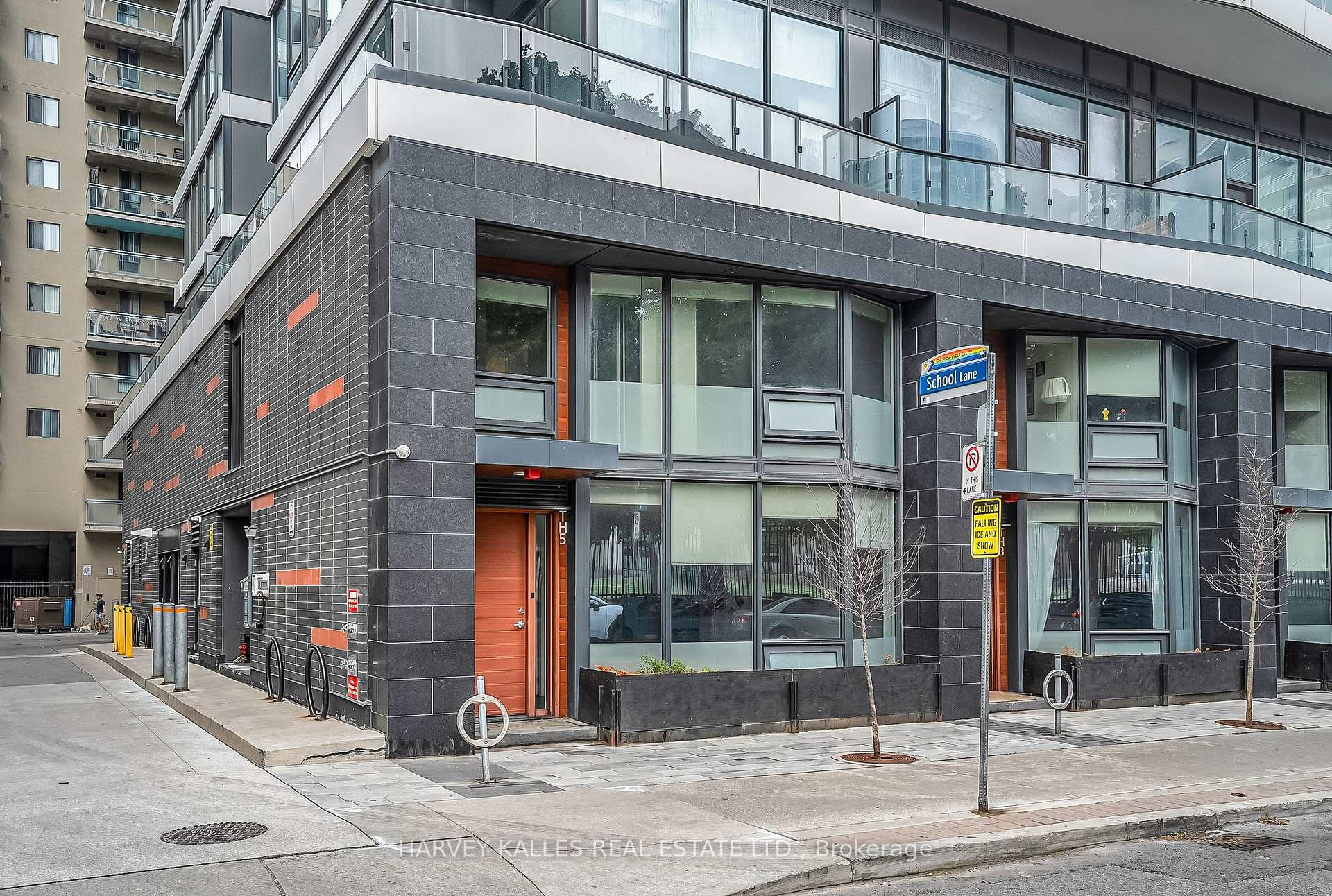 4 Bedrooms Condo at 85 Wood, Toronto For sale