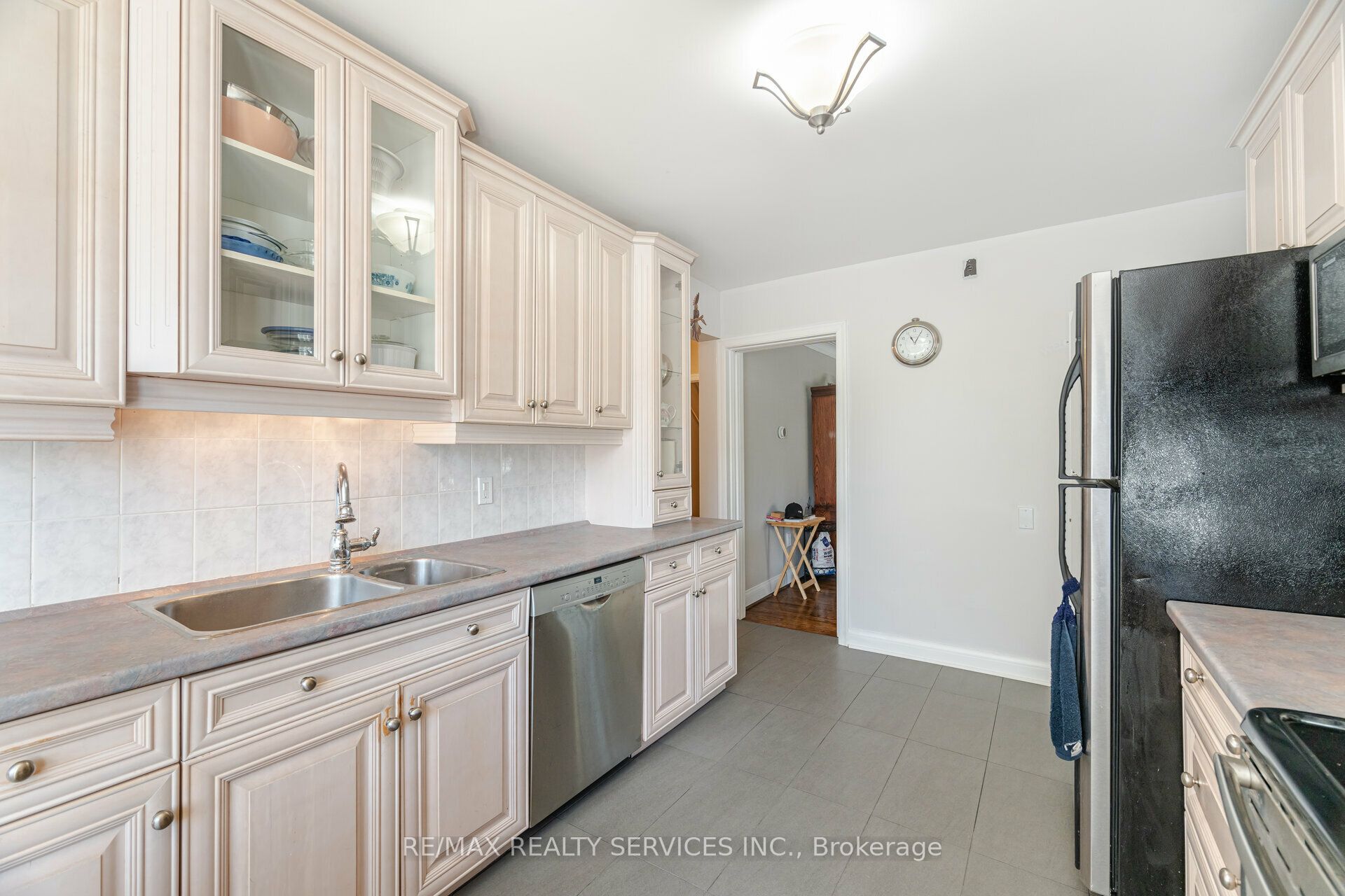 18 Wellington Street W