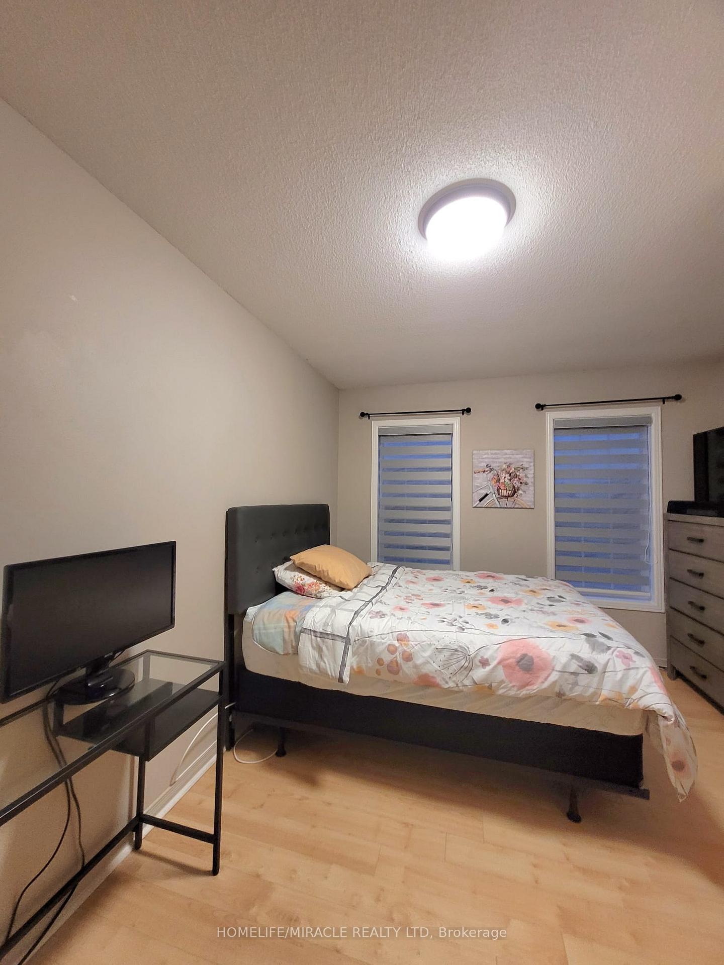 4 Bedrooms Condo at 22 Exchequer,  Toronto For sale