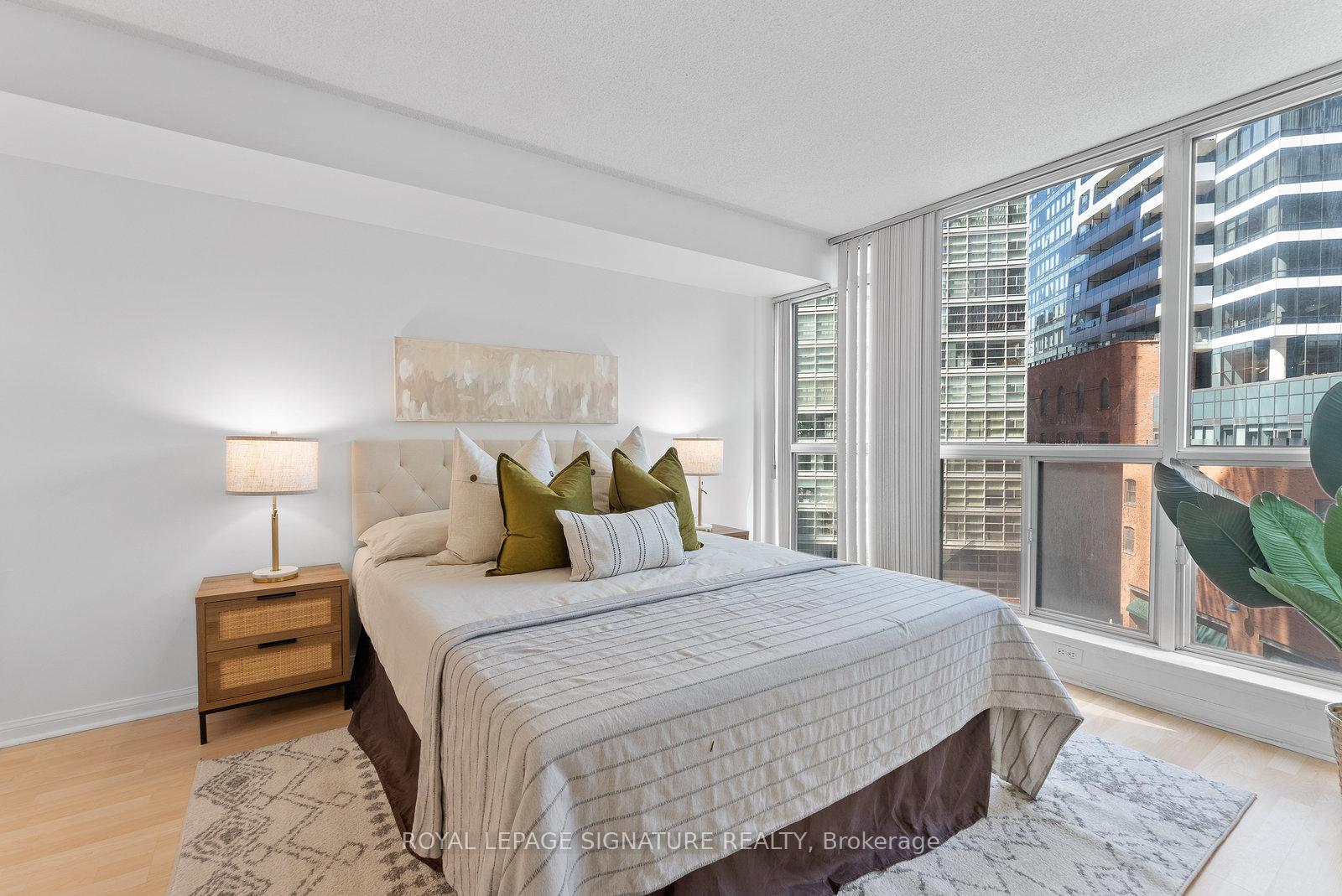 2 Bedrooms Condo at 24 Wellesley, Toronto For sale