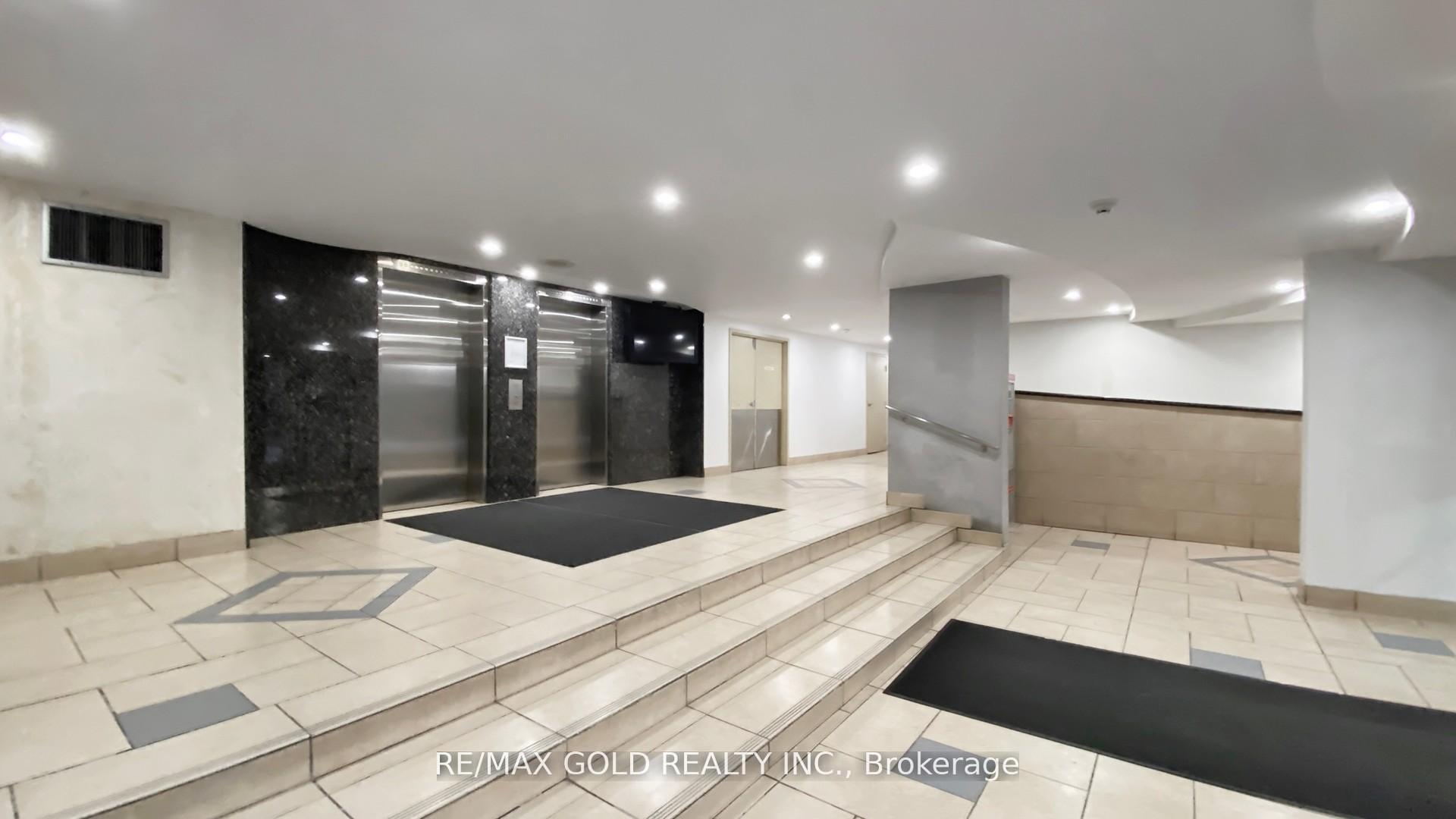 2 Bedrooms Condo at 99 Blackwell, Toronto For sale