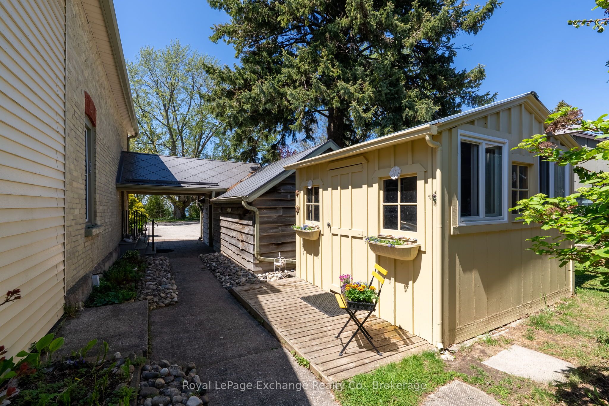 457 Penetangore Row S