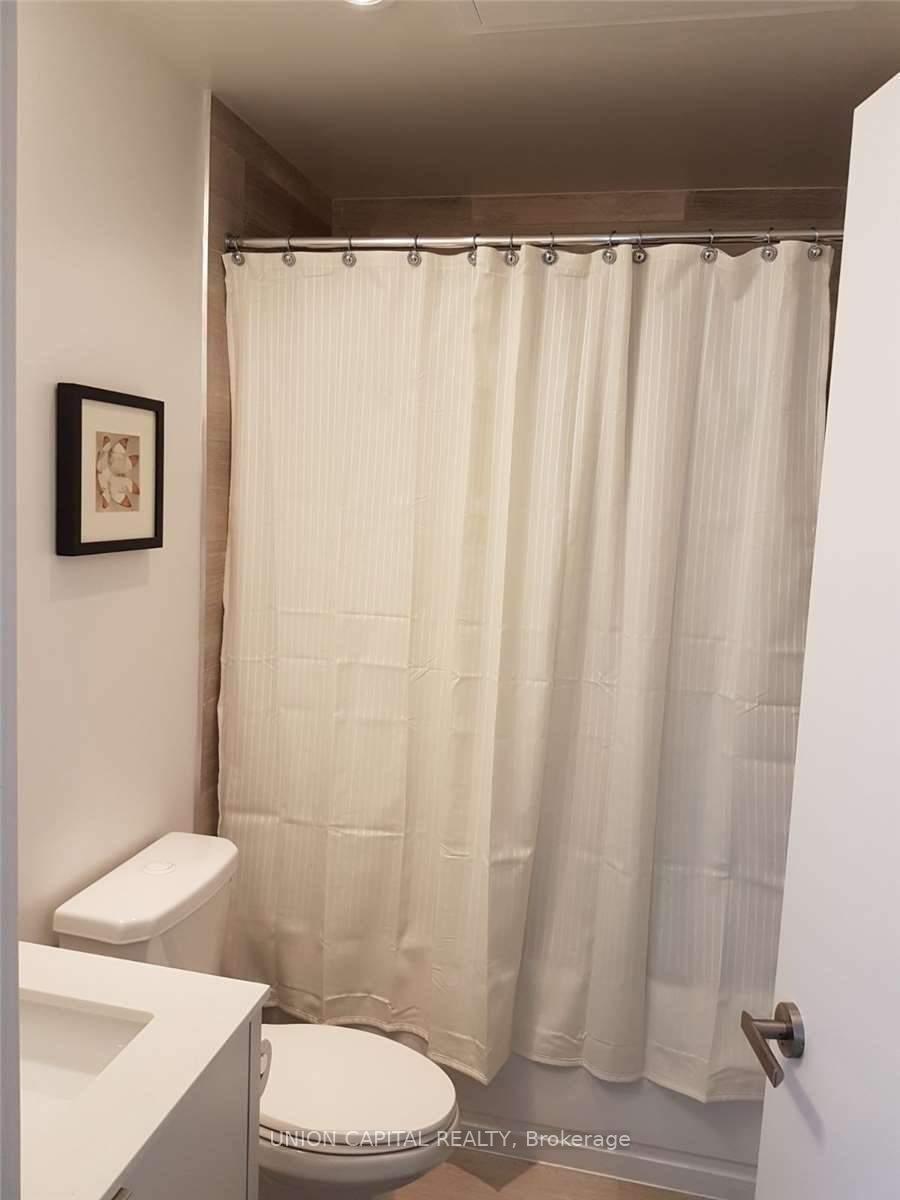 1 Bedroom Condo at 88 Harbour,  Toronto For sale