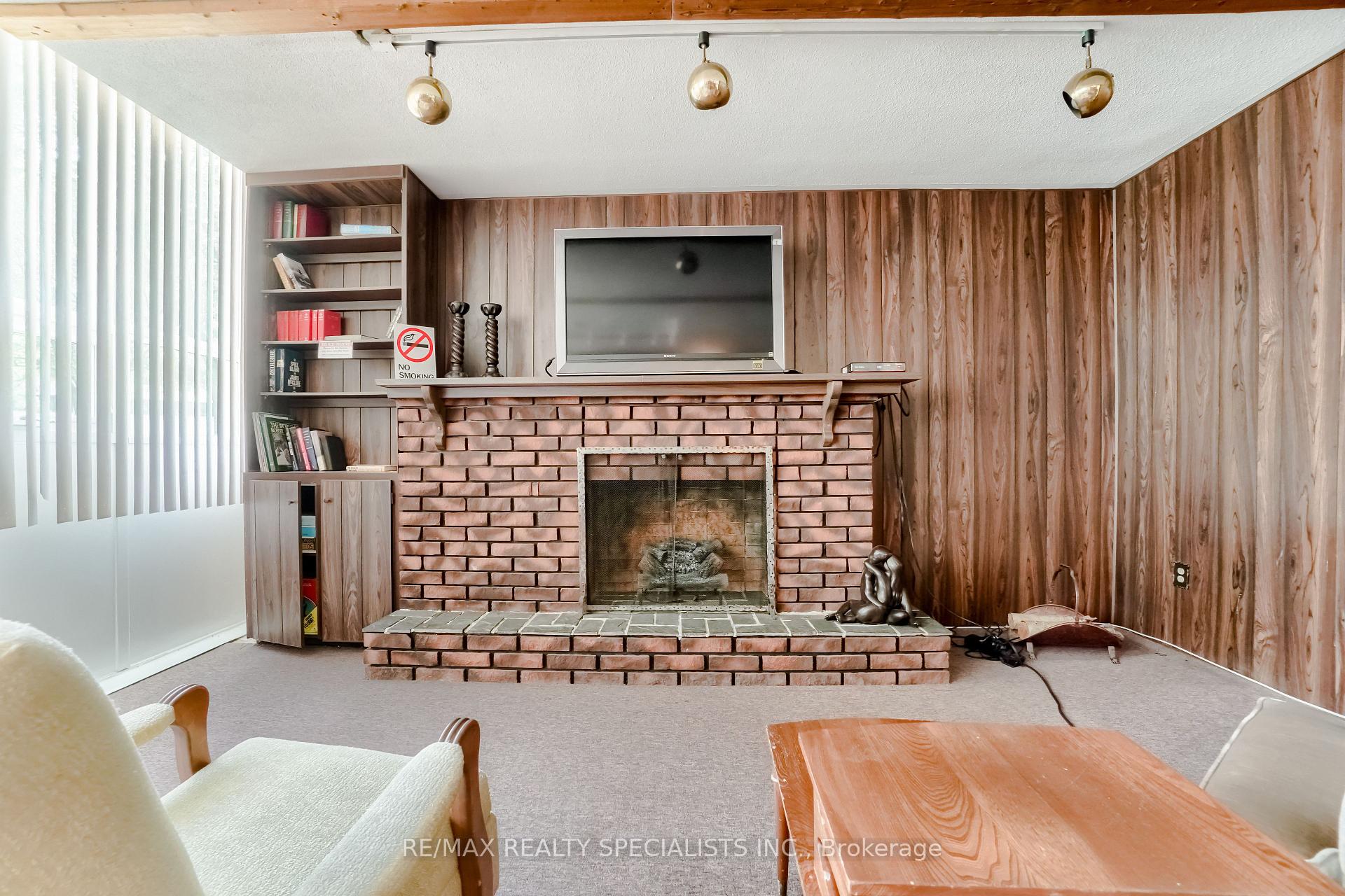 3 Bedrooms Condo at 2323 Confederation, Mississauga For sale