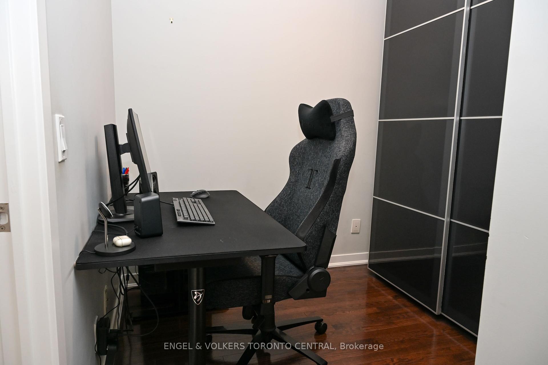 2 Bedrooms Condo at 770 Bay, Toronto For sale