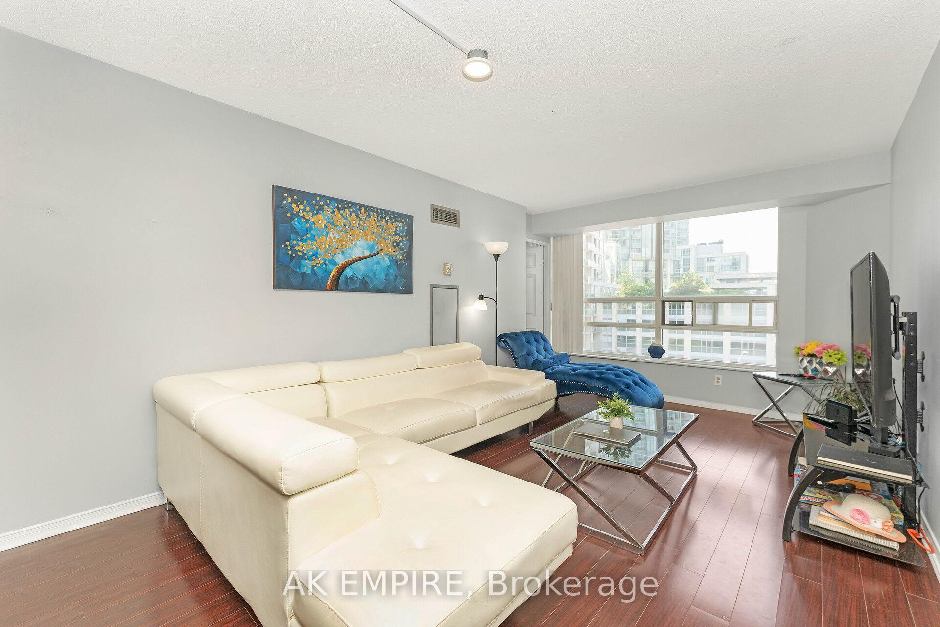 3 Bedrooms Condo at 250 Webb, Mississauga For sale