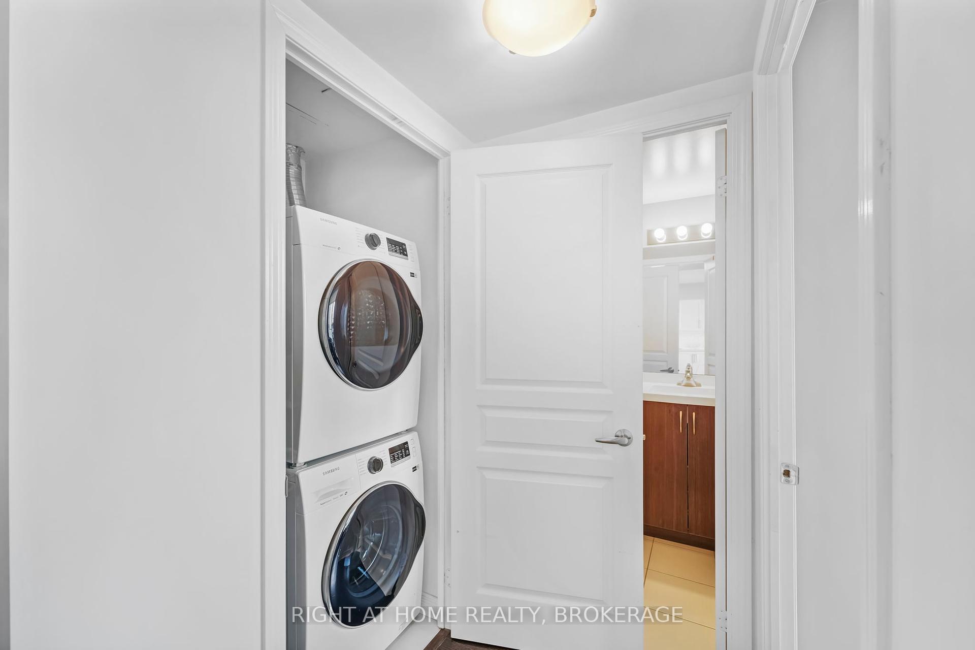 2 Bedrooms Condo at 15 Legion, Toronto For sale