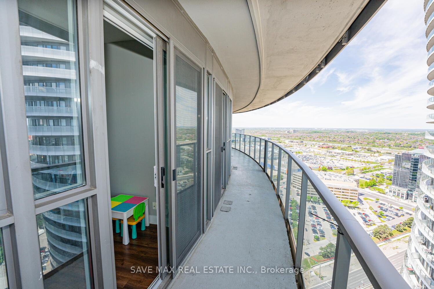 2 Bedrooms Condo at 60 Absolute, Mississauga For sale