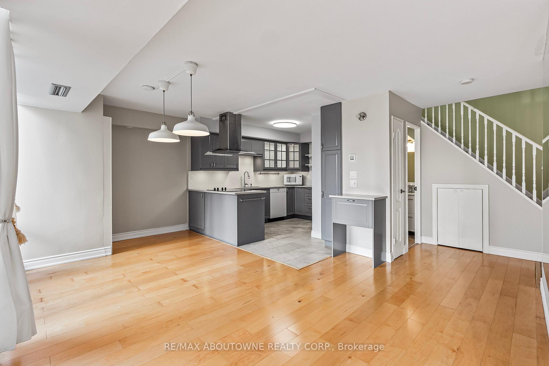 3 Bedrooms Condo at 1300 Marlborough, Oakville For sale