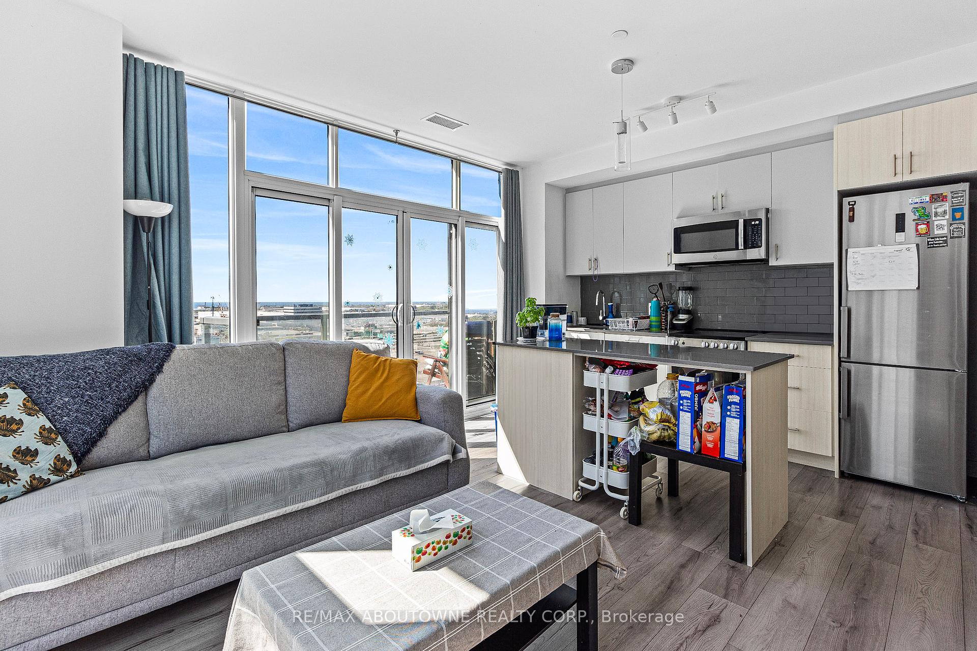 3 Bedrooms Condo at 1195 The Queensway, Toronto For sale