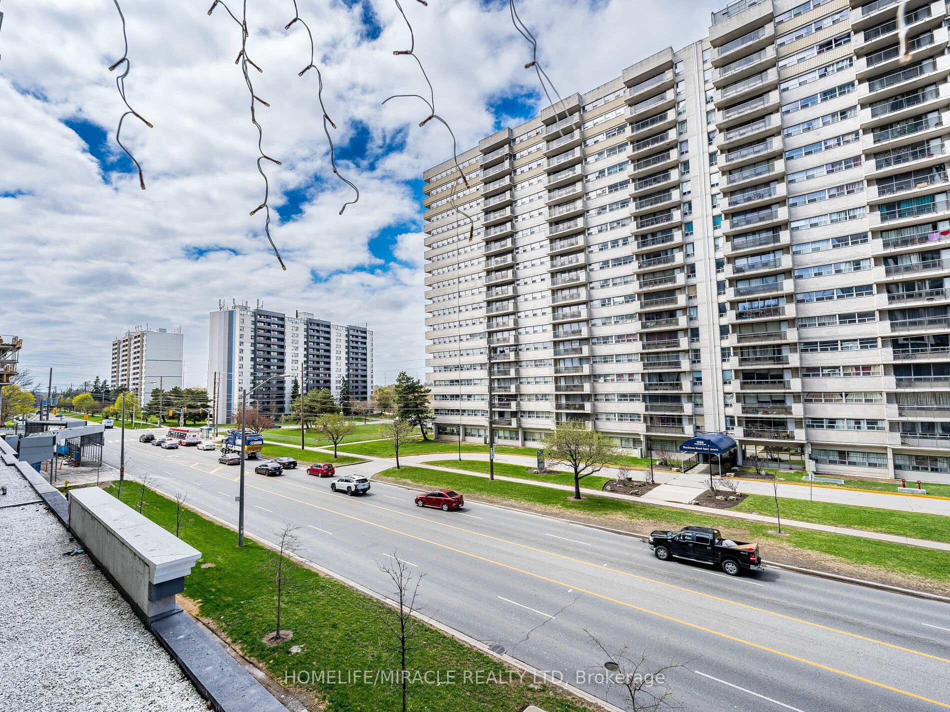 3 Bedrooms Condo at 30 Meadowglen, Toronto For sale