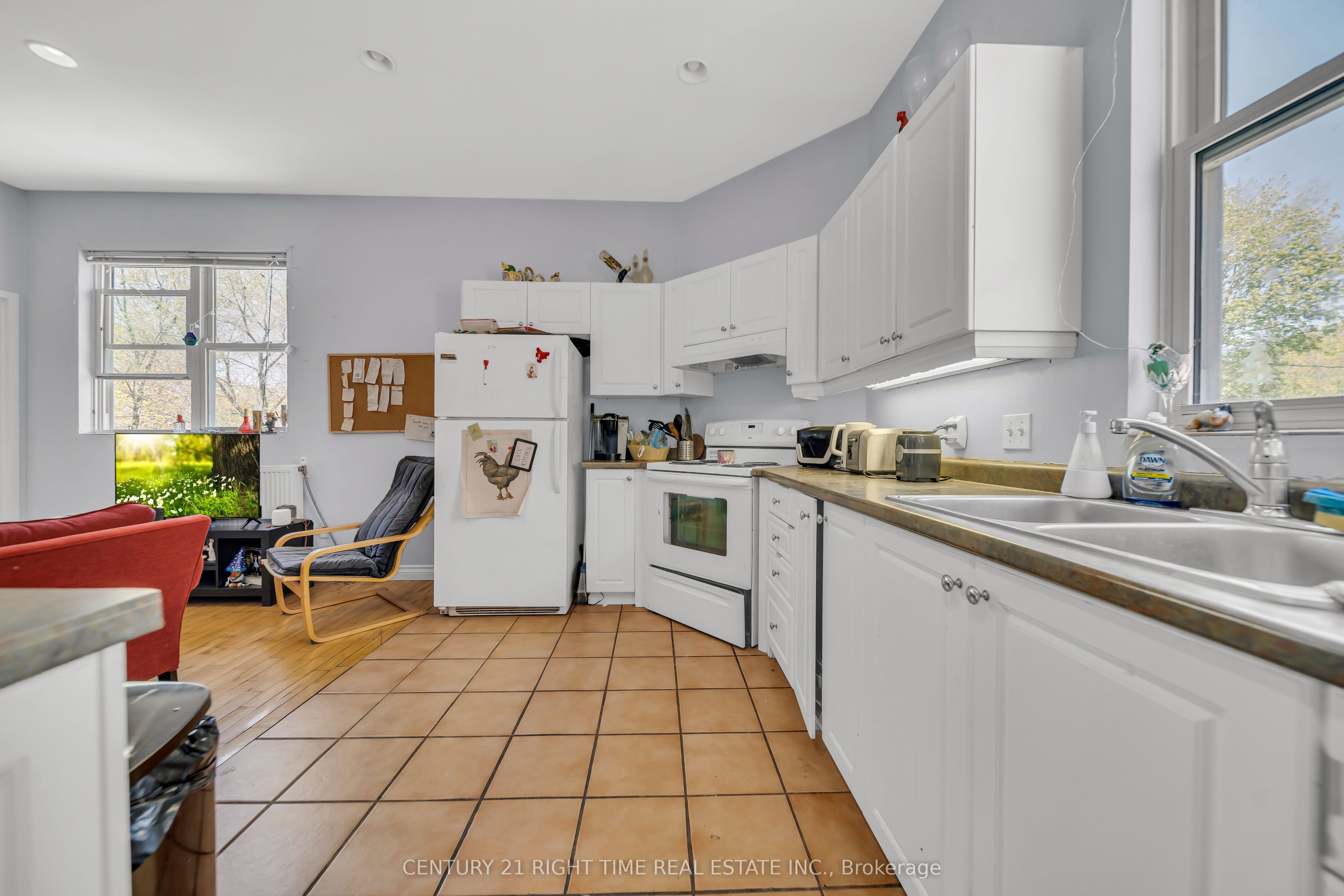 24 Columbia Street W