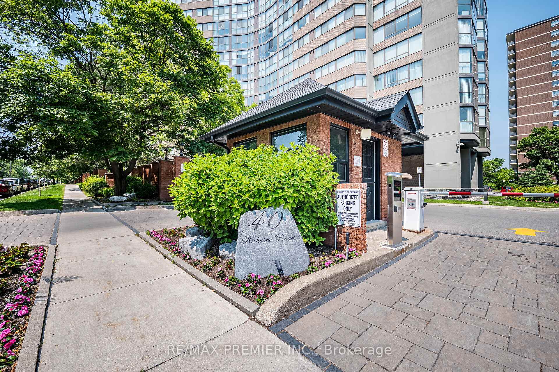 3 Bedrooms Condo at 40 Richview, Toronto For sale