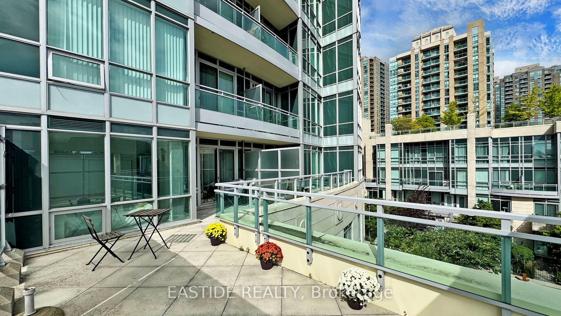 2 Bedrooms Condo at 18 Holmes, Toronto For sale