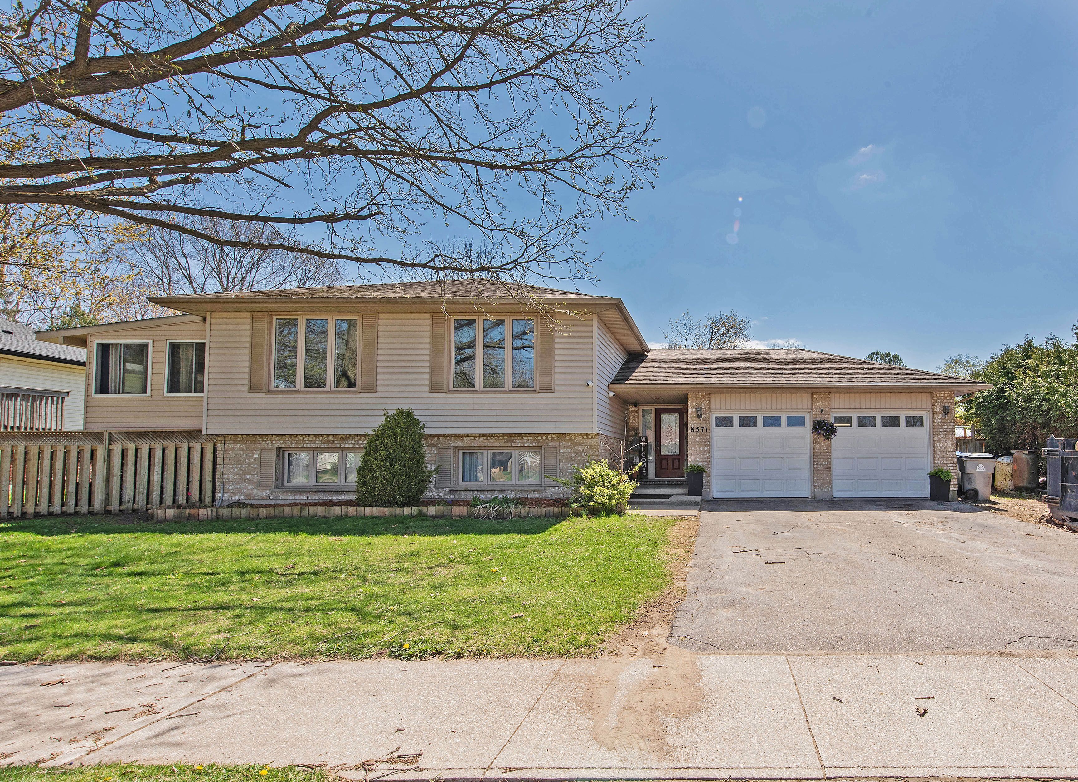 Well maintained 3+2 bedroom raised ranch with oversized 2 car garage on a beautiful lot in the heart of sought after community just west of London in the lovely town of Mount Brydges. This home is has a tremendous amount of space and is open concept. Front entrance is spacious featuring direct access to a private fully fenced yard and inside entry to oversized garage. Main floor features large great room overlooking updated eat in kitchen with lots of cupboard space and island with newer appliances, patio door out to 3 season sitting room, 3 spacious bedrooms, 2 full baths. Lower level is bright and has oversized windows with large family room with gas fireplace, 2bedroom and a storage area with laundry facilities. This home won't disappoint and is ideal for a growing family with many future possibilities. Easy to show!